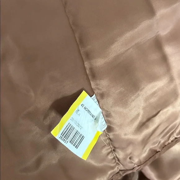 Danier Tan Belted Trench Coat - Picture 5 of 13